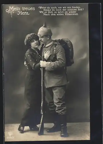 Foto-AK HB Nr. 6923 /3: Mein treues Herz, Soldat in Feldgrau mit Tarnbezug auf der Pickelhaube