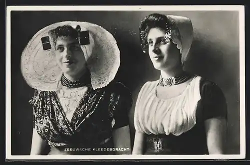 AK Zeeuwsche Kleederdracht, zwei Mädchen in holländischen Trachtenkleidern