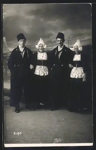 AK Männer und Frauen in niederländischer Tracht