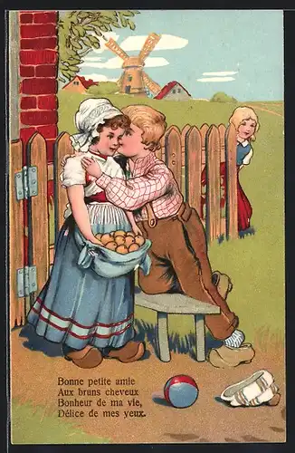 Künstler-AK Junge flüstert Mädchen in niederländischer Tracht ins Ohr