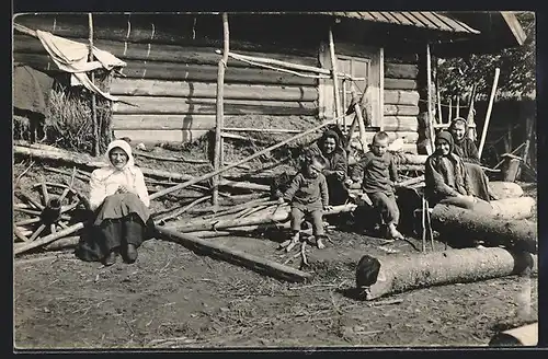 Foto-AK Alte Frauen und Kinder vor einem Holzhaus