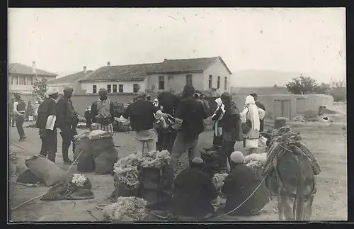 Foto-AK Marktszene mit Packesel und Blick auf Häuser