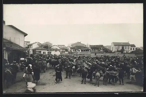 Foto-AK Menschenmenge auf einem Markt, mit Ortsblick