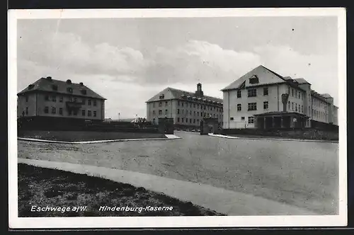 AK Eschwege a. W., Hindenburg-Kaserne mit Zufahrt