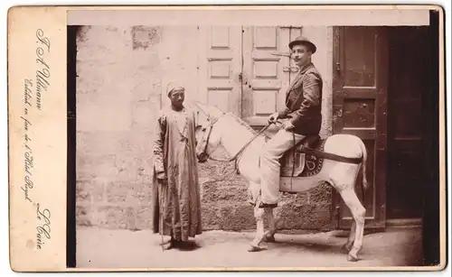 Fotografie F. A. Ullmann, Kairo, Ansicht Kairo, Stadtführer in Lumpen mit Tourist auf einem Muli / Maultier