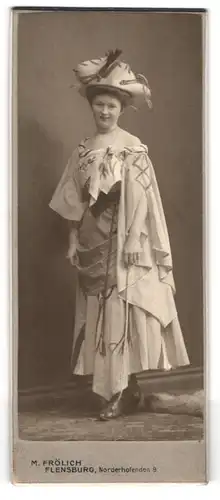 Fotografie M. Frölich, Flensburg, junge Frau zum Fasching im selbstgenähten Kostüm