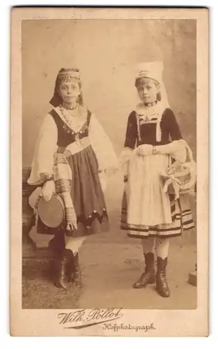 Fotografie Wilh. Pöllot, Darmstadt, zwei niedliche Mädchen als Zigeunerin und im Trachtenkleid