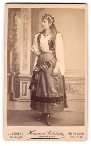 Fotografie HErmann Rohrbeck, Jüterbog, junge Frau als Zigeunerin im Kleid zum Fasching