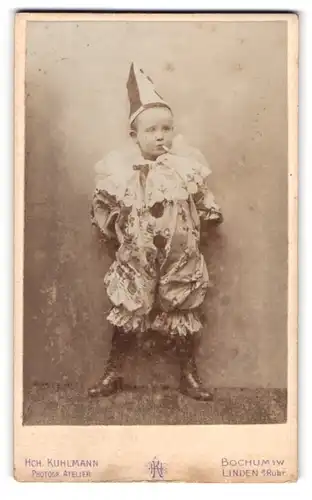 Fotografie Heinrich Kuhlmann, Bochum, junger Knabe als Clown im Kostüm mit Zigarette im Mund, Rauchender Clown, Harlekin