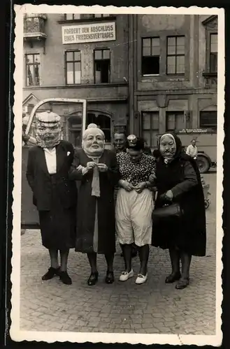 Fotografie Winkler, Gera-Langenberg, Ansicht Rudolstadt / Schwarzatal, Bürger tragen Faschings-Masken, Propaganda-Plakat