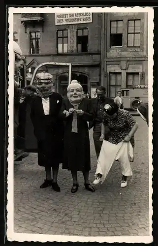 Fotografie Winkler, Gera-Langenberg, Ansicht Rudolstadt / Schwarzatal, Bürger tragen übergrosse Masken