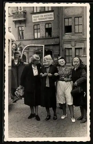 Fotografie Winkler, Gera-Langenberg, Ansicht Rudolstadt / Schwarzatal, Bürger tragen karikierte Masken, DDR Propaganda