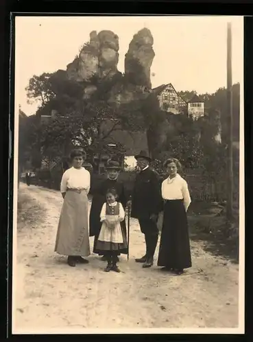 Fotografie unbekannter Fotograf, Ansicht Tüchersfeld, Familie am Ortsrand vor Felsformation