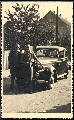 Fotografie Franz Rhode, Nordhausen, Auto EMW, Männer lässig vor PKW stehend
