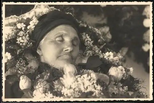 Fotografie Hermann höhn, Bayreuth, Post Mortem, verstorbene Dame zwischen Blumen gebettet für Trauerfeier 1939