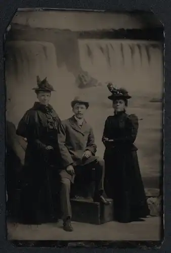 Fotografie Ferrotypie Mann mit seiner Frau und Mutter im Atelier, Platte 8 x 12 cm