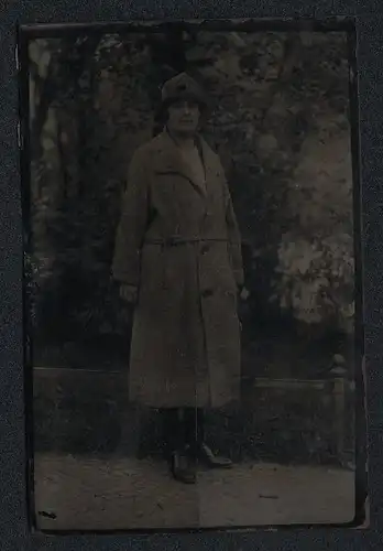 Fotografie Ferrotypie Dame im Mantel mit Mütze und Lackschuhen