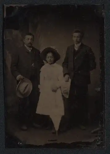 Fotografie Ferrotypie Vater mit seiner Tochter und dem Sohn im Atelier