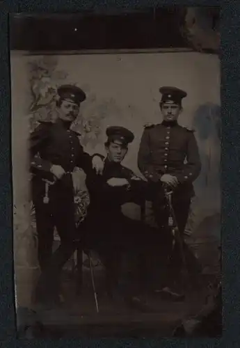 Fotografie Ferrotypie drei junge Soldaten in alten Uniform mit Säbel und Epauletten
