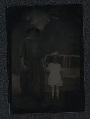 Fotografie Ferrotypie Mutter mit ihrer Tochter im weissen Kleid, Mutterglück