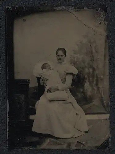 Fotografie Ferrotypie junge Mutter mit ihrem Neugeborenen im Wickel auf dem Arm, Mutterglück