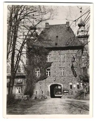 4 Fotografien unbekannter Fotograf, Ansicht Seedorf / Schleswig-Holstein, Torhaus der Befestigungsanlage Gut Seedorf