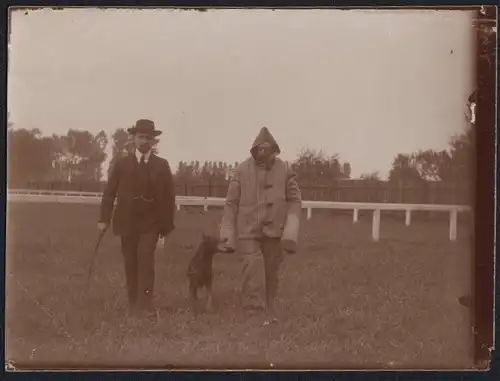 6 Fotografien Hunde Trainer im Schutzanzug trainiert Doberman, Abrichtung zum Diensthund, Wachhund, Schutzhund