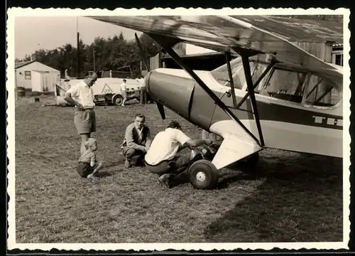 3 Fotografien Flugzeug, Schulterdecker Kleinflugzeug auf einem Flugplatz Kennung D-EGU?, Mechaniker & Hangar