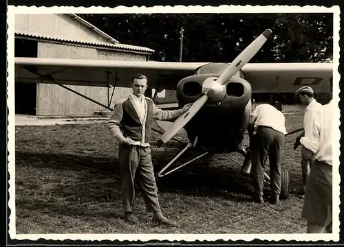 3 Fotografien Flugzeug, Schulterdecker Kleinflugzeug auf einem Flugplatz Kennung D-EGU?, Mechaniker & Hangar