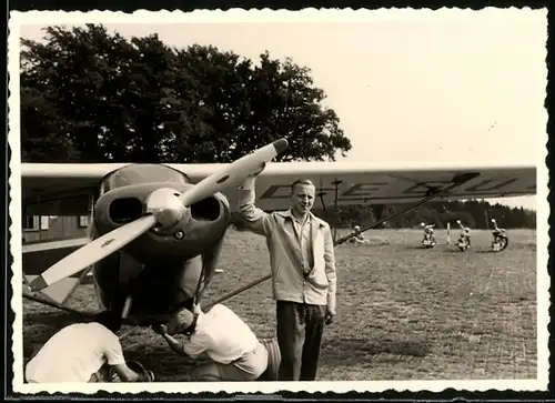 3 Fotografien Flugzeug, Schulterdecker Kleinflugzeug auf einem Flugplatz Kennung D-EGU?, Mechaniker & Hangar