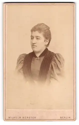 Fotografie Wilhelm Kersten, Berlin, Krausen-Strasse 35, Dame mit ondulierten Haaren und Ankerbrosche