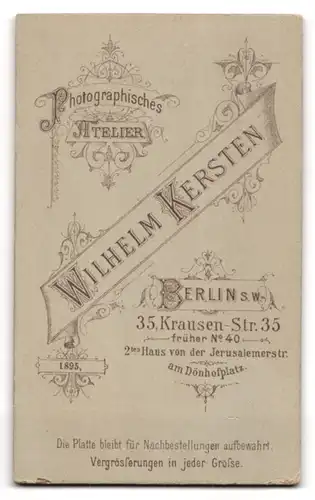 Fotografie Wilhelm Kersten, Berlin, Krausen-Strasse 35, Dame mit ondulierten Haaren und Ankerbrosche