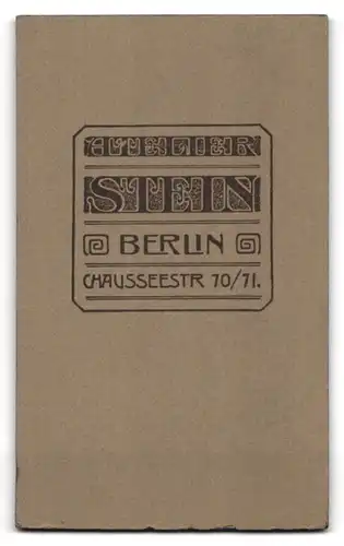 Fotografie Atelier Stein, Berlin, Chausseestrasse 70 /71, Kleinkind im Kleidchen auf einem Fell