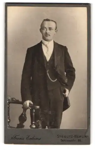 Fotografie Franz Erkens, Berlin-Steglitz, Schlossstr. 85, Eleganter Herr im Dreiteiler, mit Schnurrbart und Uhrenkette