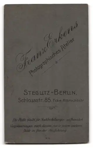 Fotografie Franz Erkens, Berlin-Steglitz, Schlossstr. 85, Eleganter Herr im Dreiteiler, mit Schnurrbart und Uhrenkette