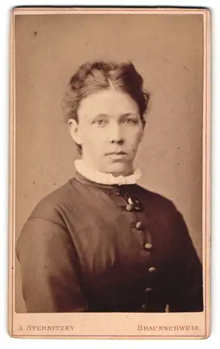 Fotografie A. Sternitzky, Braunschweig, Egydienmarkt 14, Dame mit traurigem Blick und Rüschenkragen