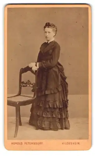 Fotografie Herold Petersdorf, Hildesheim, Dame mit Flechtfrisur im festlichen Rüschenkleid