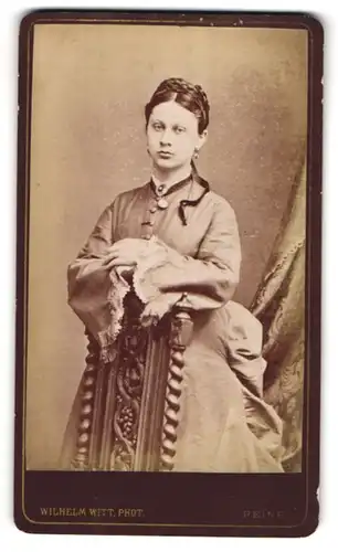 Fotografie Wilhelm Witt, Peine, Gröpern 413, Junge Dame mit Flechtfrisur, Brosche und Medaillon im Sonntagskleid