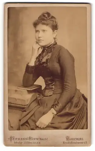 Fotografie Hermann Ramm Nachf., Magdeburg, Neustädterstrasse 45, Junge Dame im taillierten Kleid, mit Armbändern