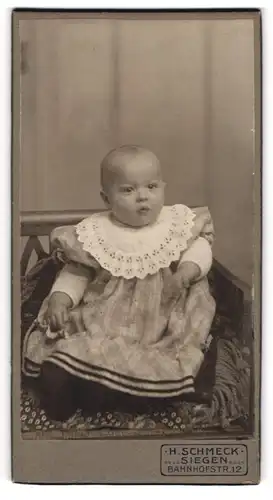 Fotografie H. Schmeck, Siegen, Bahnhofstrasse 12, Kleinkind im Puffärmel-Kleidchen mit Spitzenlatz