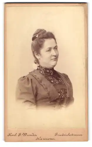 Fotografie Karl F. Wunder, Hannover, Friedrichstrasse, Freundliche elegante Dame mit Dutt und leichtem Doppelkinn