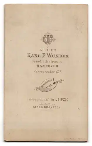 Fotografie Karl F. Wunder, Hannover, Friedrichstrasse, Freundliche elegante Dame mit Dutt und leichtem Doppelkinn