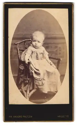 Fotografie Fr. Anders-Paltzow, Halle a. S., Grosse Ulrich-Strasse 35, Kleinkind im langen Kleid vor Landschaftskulisse