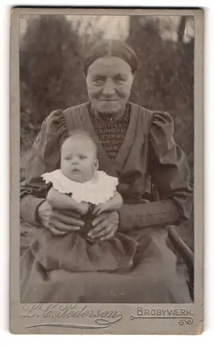 Fotografie L. C. Pedersen, Brobyvaerk, Grossmutter mit Enkelkind