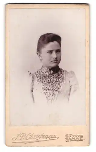 Fotografie J. P. Christensen, Faxe, Junge Dame im verzierten Kleid mit Puffärmeln