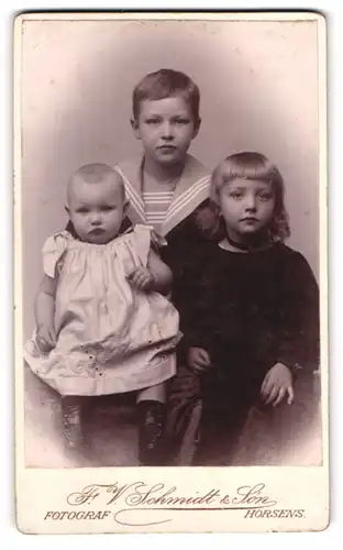 Fotografie F. V. Schmidt & Son, Horsens, Nörregade 53, Kinder im Portrait mit Matrosenanzug