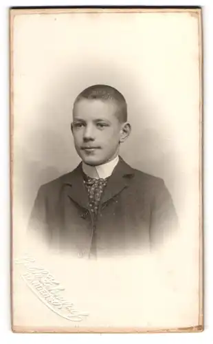 Fotografie Gebh. Zehngraf, Randers, Portrait eines Jungen im Anzug