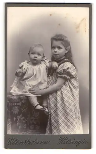 Fotografie Eline Anderson, Helsingor, Portrait eines Mädchens im karierten Kleid mit ihrem Geschwisterchen
