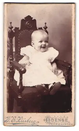 Fotografie W. E. Liisberg, Odense, Priorgaarden, Kleinkind im Kleid auf einem Stuhl