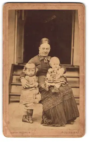 Fotografie Gustav Alstrup, Fuglebjerg, Dame im Tournürenkleid mit Kindern